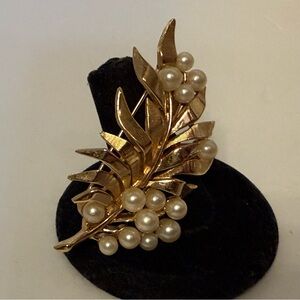 CROWN TRIFARI BROOCH SIGNED VINTAGE GOLD TONE LEAVES FAUX WHITE PEARLS MCM